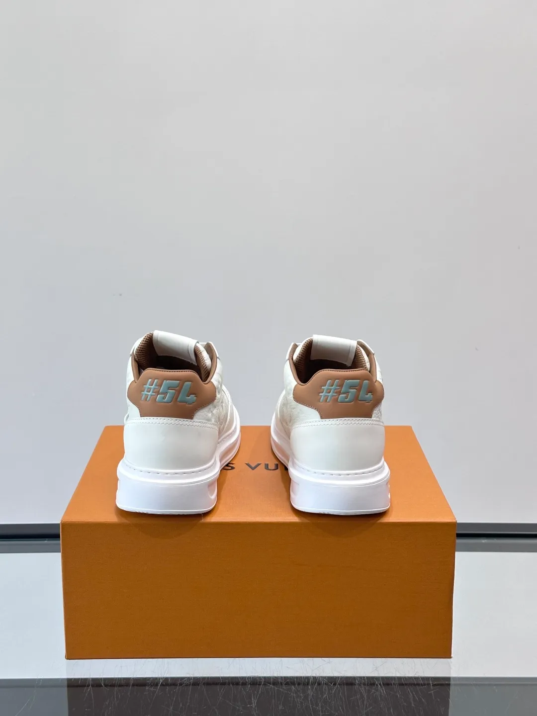Men's shoes 💰p400 "＊OUIS ＊UITTO＊" Men's sports shoes, grained cow leather are low-key and recognizable. The rubber sole is thick and lightweight, the padded insole + technical lining make it super comfortable to wear! The main color with brown details is versatile and fashionable, and can be worn for daily leisure or business ~ LV embossing on the side of the shoe + brand logo on the sole, perfect details! size: 38-44 (45 customized)